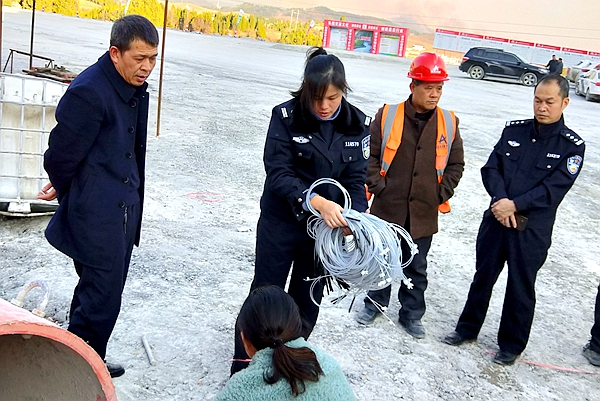 在工地检查爆破用雷管。.jpg