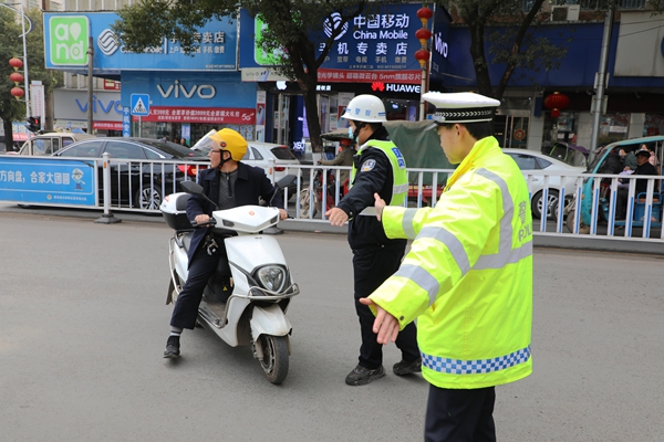 交警拦停违章摩托车。.jpg 交警拦停违章摩托车。.jpg