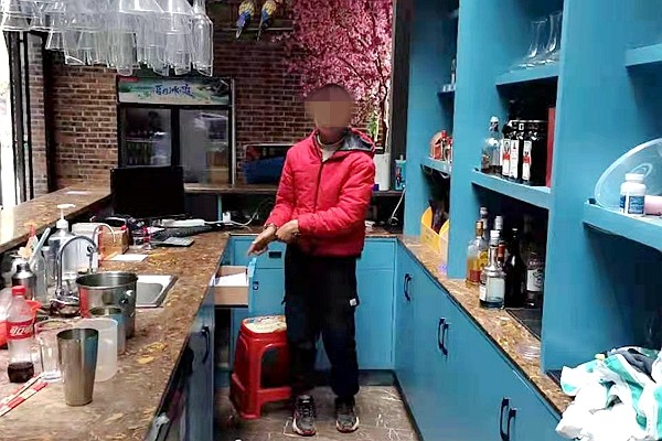 嫌疑人指认作案点。.jpg