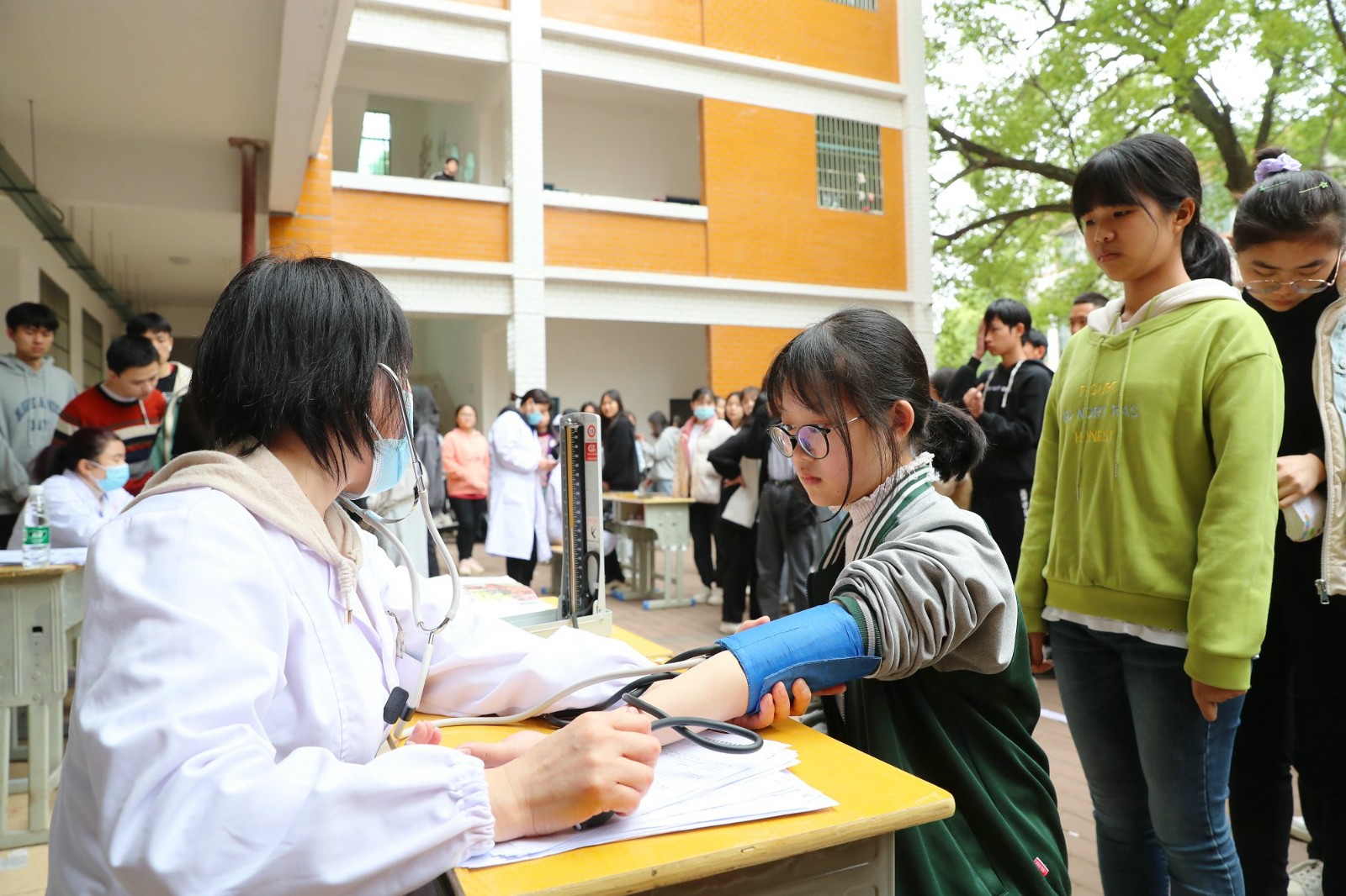 毕业生提供内科,外科,五官科,视力,色觉,血压,检验,胸片等高考体检