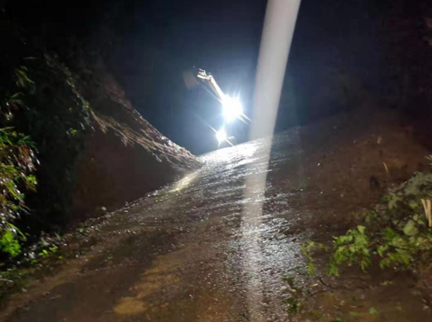 门楼下瑶族乡连夜抢修塌方路面确保道路安全畅通