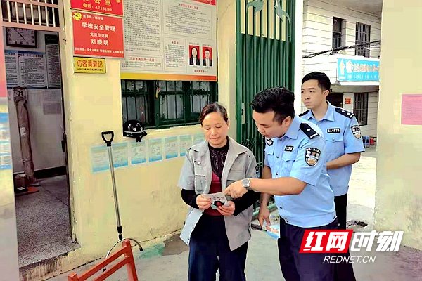 民警向家长讲解反拐知识。.jpg