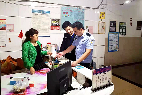 民警检查宾馆住宿登记情况。.jpg