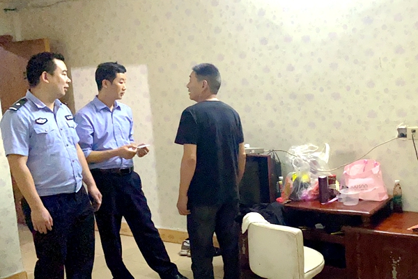 民警检查住宿人员。.jpg