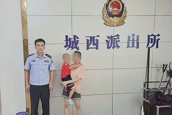 民警帮助家长找到走失幼儿。.jpg 民警帮助家长找到走失幼儿。.jpg