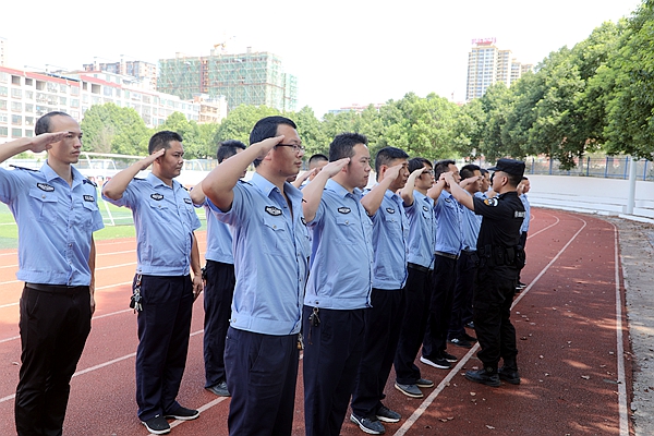 教官纠正学员动作。.jpg 教官纠正学员动作。.jpg