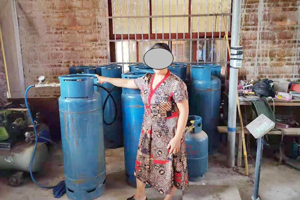 指认非法贩卖液化气现场。.jpg