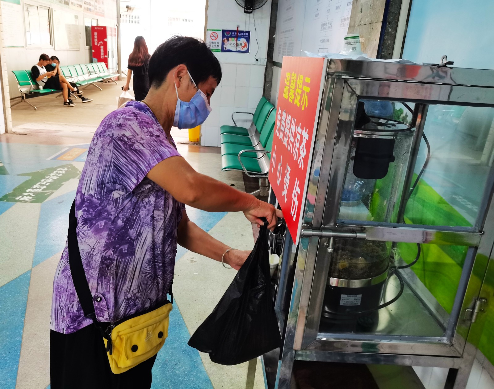 解暑降温送凉茶，医护真情暖人心4.jpg