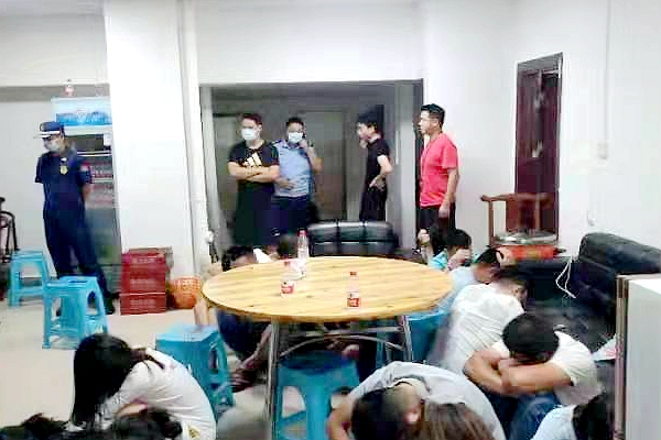 民警現場控制涉賭人員。.jpg