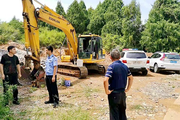 民警為失主追回失竊挖掘機。.jpg