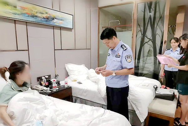 民警检查宾馆住宿人员身份证。.jpg 民警检查宾馆住宿人员身份证。.jpg