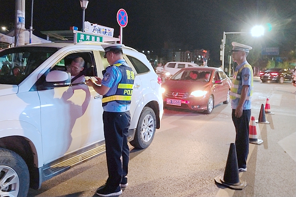 交警在马路检查车辆。.jpg 交警在马路检查车辆。.jpg