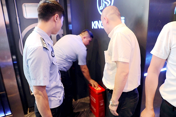 民警检查娱乐场所消防设施。.jpg 民警检查娱乐场所消防设施。.jpg