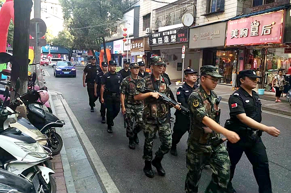 公安武警联勤武装巡逻图片