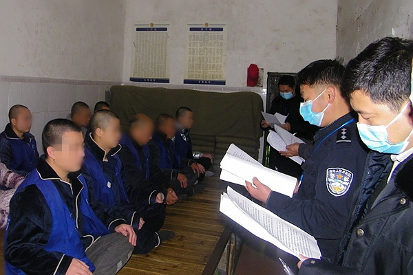 民警宣读知识竞赛结果。.jpg 民警宣读知识竞赛结果。.jpg