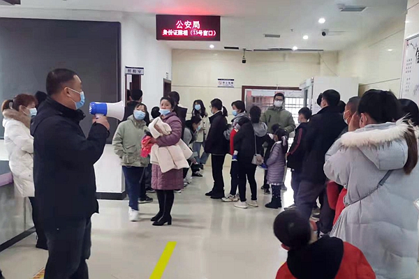 工作人员用喇叭喊话维护秩序。.jpg 工作人员用喇叭喊话维护秩序。.jpg