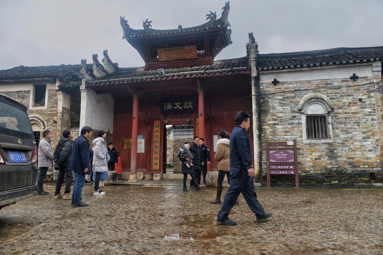 就地過年的人們紛紛選擇打卡周邊鄉村景點遊玩,新田縣三井鎮談文溪