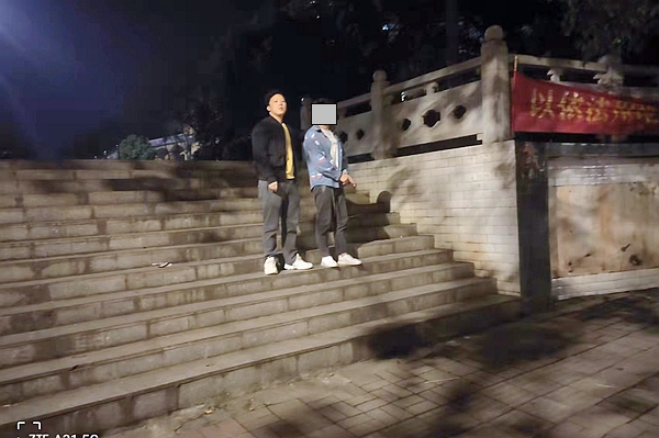 嫌疑人指认盗车现场2.jpg