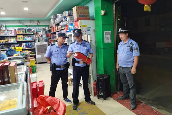 民警检查超市消防器材_副本.jpg 民警检查超市消防器材_副本.jpg