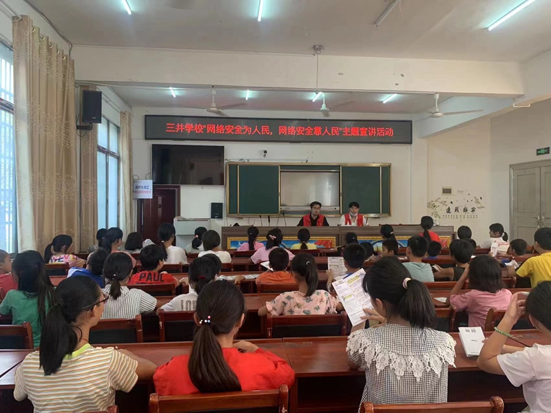 進(jìn)校園2.jpg