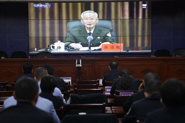 收看英模事迹报告会。2_副本.jpg