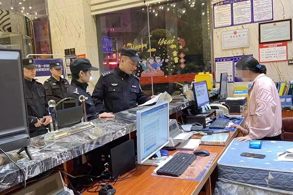 民警检查宾馆实名登记情况。_副本.jpg