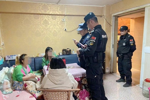 民警检查民宿房。_副本.jpg