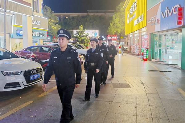 民警夜间巡逻。_副本.jpg