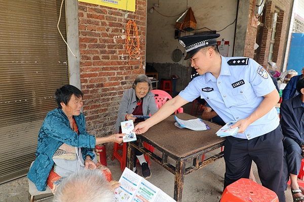 民警向群众发放宣传资料。2_副本.jpg