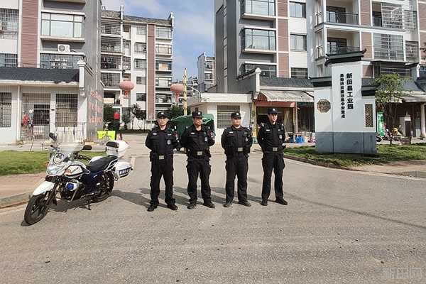 民警在工業(yè)園執(zhí)勤。_副本.jpg