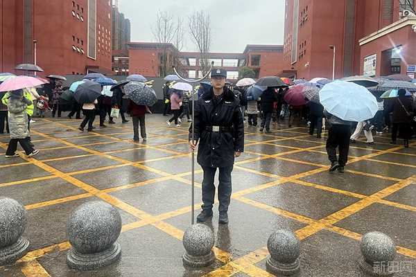 民警雨中護(hù)學(xué)。1_副本.jpg