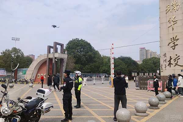 警用無人機在學(xué)校周邊低空巡邏。_副本.jpg