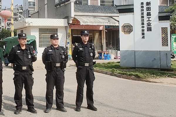 巡特警在工業(yè)園值勤。_副本.jpg