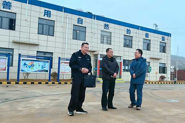 民警走訪企業(yè)。_副本.jpg